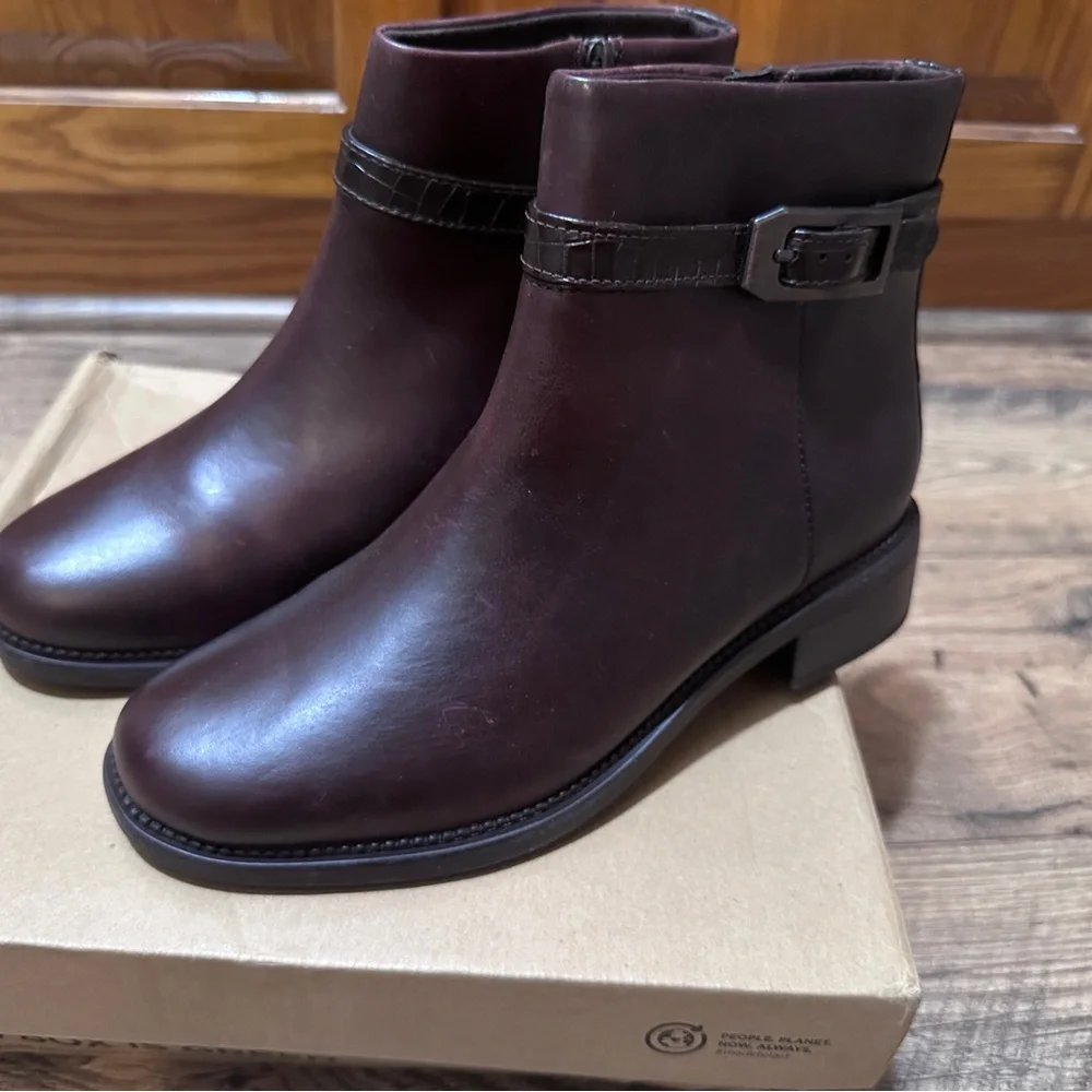 Clark’s Elegant Size 11 Ankle Boots‎ dark burgundy (look brown in some lights)